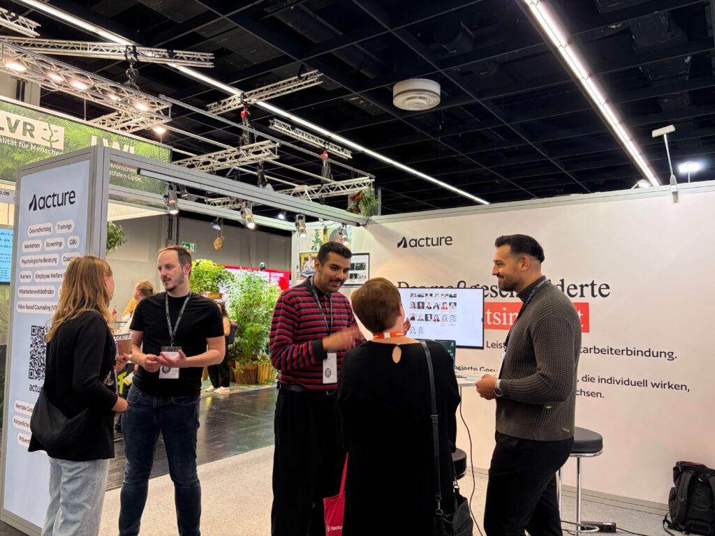 Acture Team in Kundengesprächen auf der Zukunft Personal Europe 2026