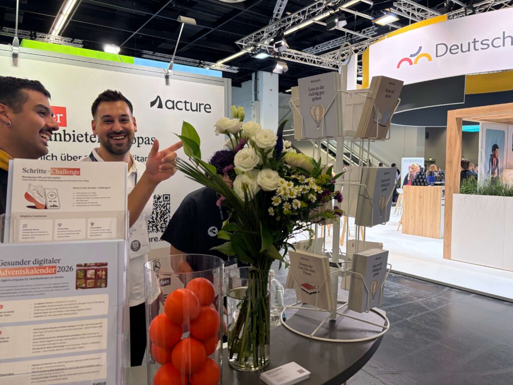 Acture Kollege lachend auf dem Messestand der Zukunft Personal Europe 2026