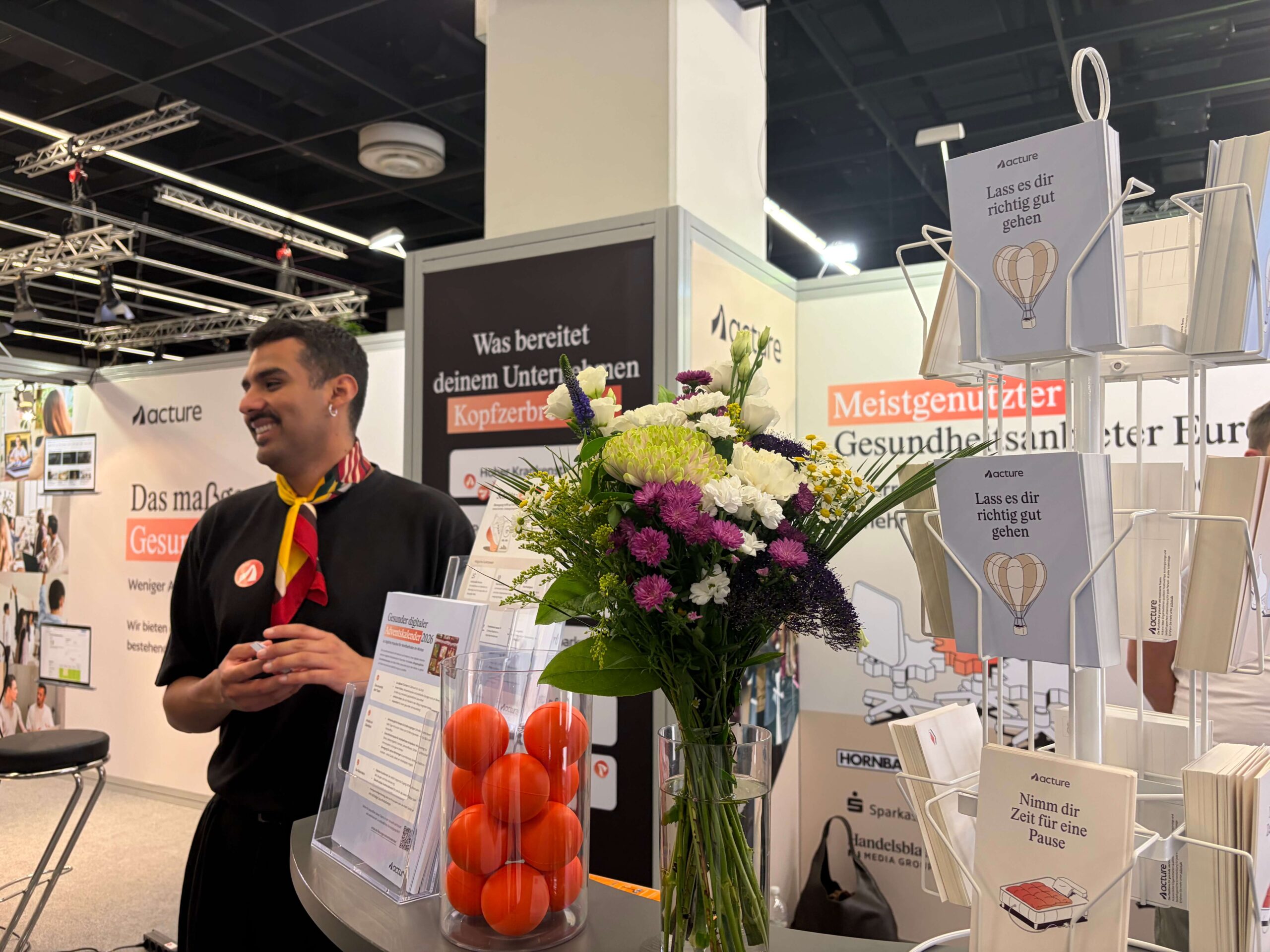 Acture Kollege lachend auf dem Messestand der Zukunft Personal Europe 2026